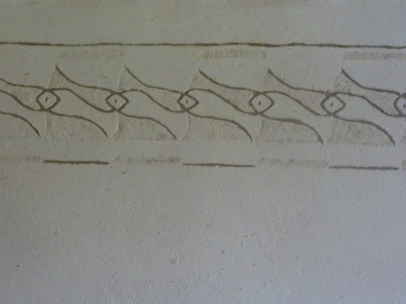 Sgraffito-Bordüre im Lehmputz