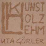 Sgraffito-Logo „Kunst Holz Lehm“ in hellem Lehmputz