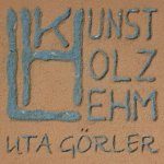 Sgraffito-Logo „Kunst Holz Lehm“ in blaugrünem Lehmputz